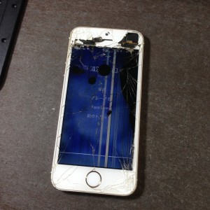 【iPhone5S修理】「重度ガラス割れ」奈良県生駒郡三郷町Yさま
